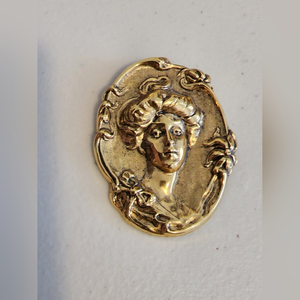 Gold tone womens brooch